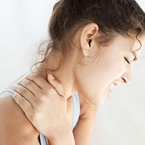 درد پشت و بالای کتف چگونه درمان میشود؟ 